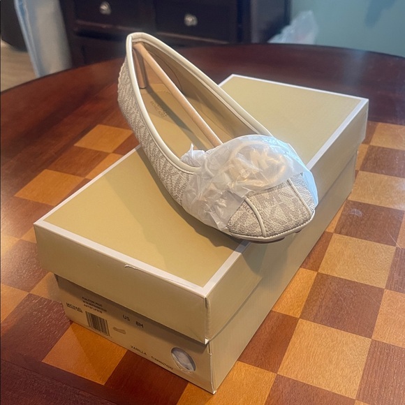 NEW Michael Kors Fulton Studded Vanilla Logo Ballet Flat Loafer Moccasin size 8 - Picture 1 of 4